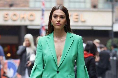 Nàng mẫu 20 tuổi diện phong cách không nội y, đẹp như fashionista trên phố