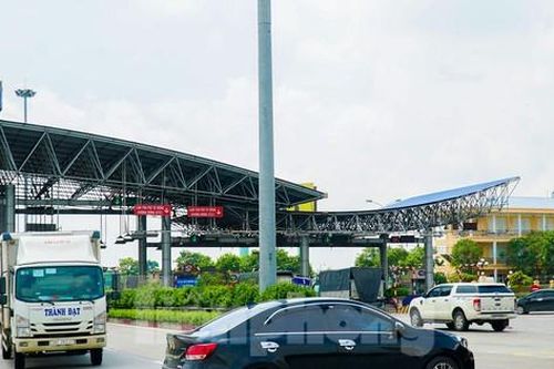 Thiếu giấy tờ, người dân buộc phải 'quay đầu' tại cửa ngõ Hà Nội