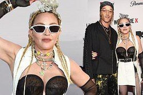 Madonna 63 tuổi, mặc cúp ngực táo bạo sánh đôi người tình kém 36 tuổi