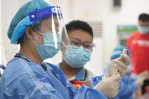 Nhiều thành phố ở Trung Quốc rục rịch tiêm mũi thứ ba vắc-xin COVID-19