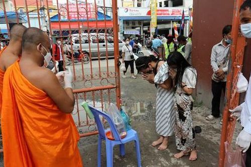 Phát hiện hàng chục ca COVID-19 ở chùa, Campuchia vội vã dừng lễ hội truyền thống