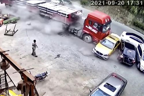 Xe đầu kéo 'từ trên trời rơi xuống', ủi bay hơn chục xế hộp như trong phim