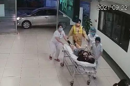 Nữ tài xế đột ngột đau tim trên cao tốc, thò tay qua cửa xe cầu cứu