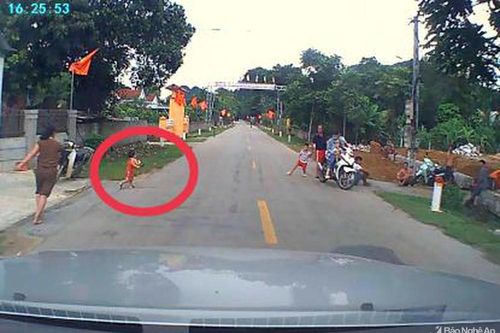 Tài xế hú hồn vì em bé bất ngờ chạy ngang đường ở Quỳ Hợp