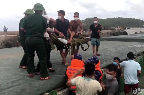 Cảnh sát biển vùng 1 cấp cứu thuyền viên gặp nạn trên biển Quảng Bình