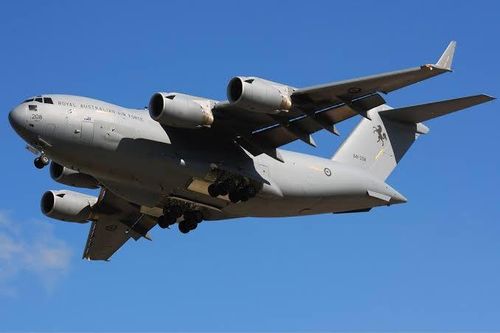 Thót tim cảnh 'ngựa thồ C-17A' bay sát mặt đất xuyên qua cao ốc