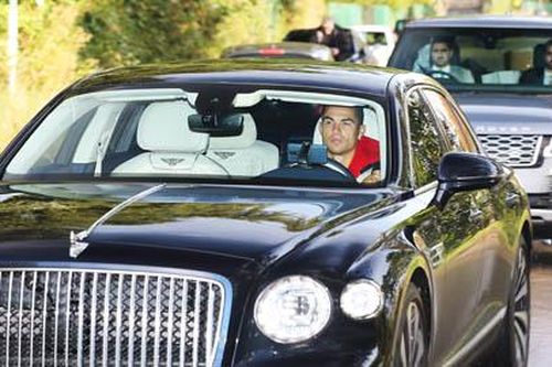 Ronaldo lái siêu xe, có 2 vệ sỹ theo kèm khi đến sân tập của Man United