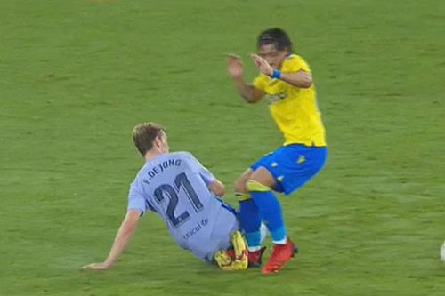 Thầy trò HLV Koeman nhận thẻ đỏ, Barca tiếp tục gây thất vọng