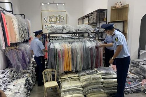 Tạm giữ gần 200 bộ quần áo có dấu hiệu giả mạo nhãn hiệu tại Bắc Ninh