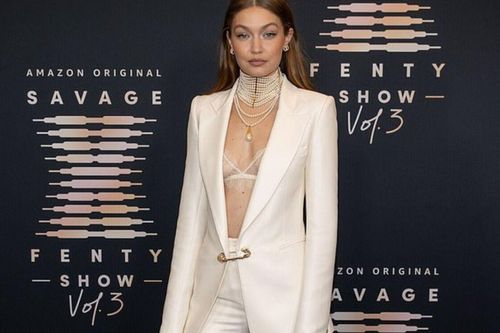 Nối tiếp Kendall, Gigi Hadid gây 'chấn động' với bộ suit hở nội y đẹp nghẹt thở