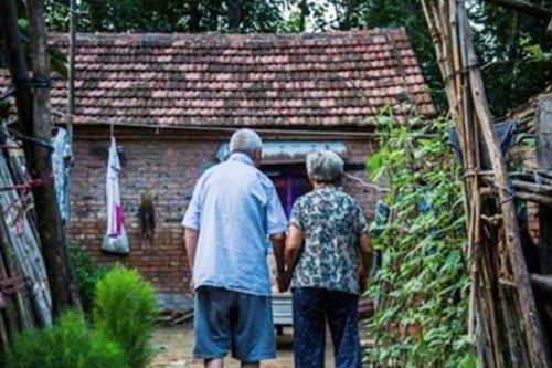 Con trai 'đi làm ăn xa' biệt tích 19 năm, cha mẹ già sửa sang bể phốt thì phát hiện sự thật đau lòng