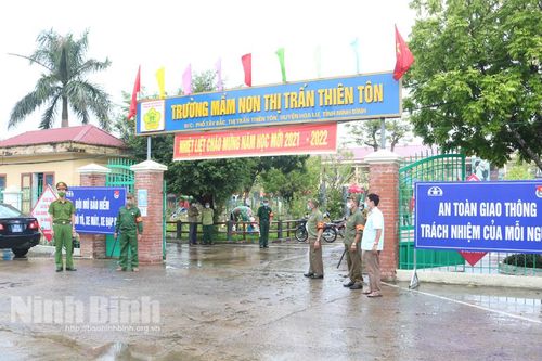 Ra mắt mô hình Cựu chiến binh đảm bảo an toàn giao thông tại cổng trường