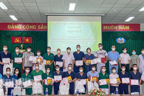 Gặp mặt, chia tay Đoàn cán bộ y tế tỉnh Ninh Bình hoàn thành nhiệm vụ tại Bệnh viện Cần Giờ