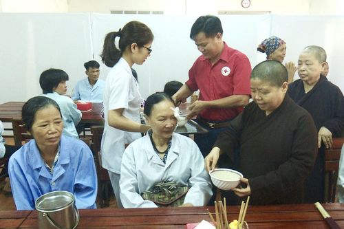 Hơn 85 nghìn người được hưởng lợi từ mô hình 'Nồi cháo nghĩa tình' và 'Bữa cơm trưa miễn phí'