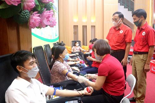 Ngày hội hiến máu tình nguyện 'Trái tim những người đưa đò' Ngành giáo dục