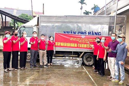 Ủng hộ nhu yếu phẩm trị giá hơn 400 triệu đồng cho người dân vùng dịch