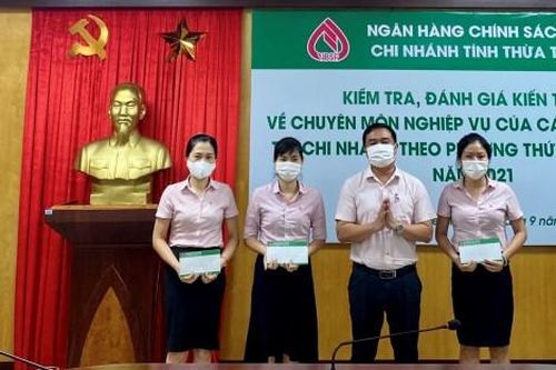 Kinh tế Kinh tế Đánh giá kiến thức chuyên môn nghiệp vụ cán bộ ngân hàng