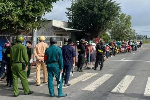 Vận động hàng trăm người đi xe máy về quê trở lại phòng trọ