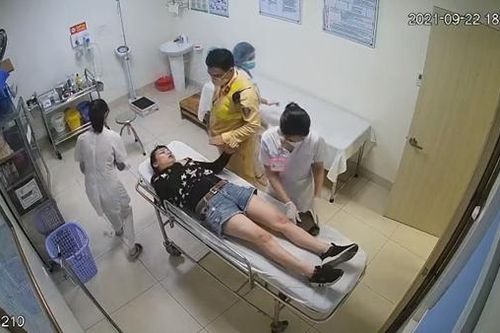 CSGT cứu người phụ nữ đang lái xe bị đột quỵ