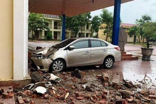 Sập mái trường học đè nát đầu ô tô
