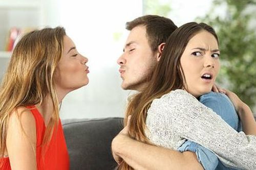 Đau lòng khi chồng ở bên vợ nhưng thích ngắm nhìn phụ nữ khác