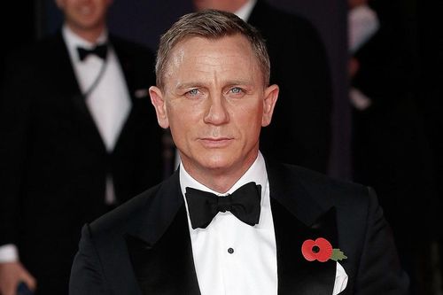 Daniel Craig được phong làm sĩ quan Hoàng gia Anh