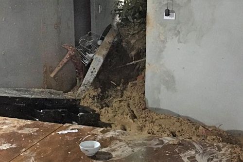 Bé trai gãy chân khi tường nhà đổ sập do sạt lở núi