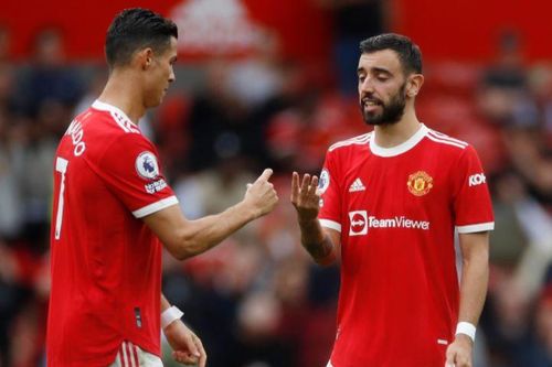 Ronaldo động viên Fernandes sau pha đá hỏng phạt đền