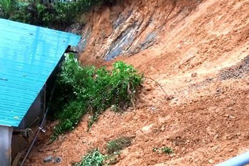 Hà Tĩnh: Sạt lở đất đồi làm sập tường nhà dân, 1 cháu bé bị gãy chân