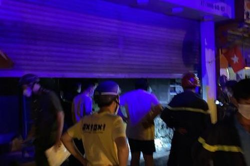 Cứu kịp thời đôi vợ chồng khỏi căn nhà bốc cháy ở TP Thủ Đức