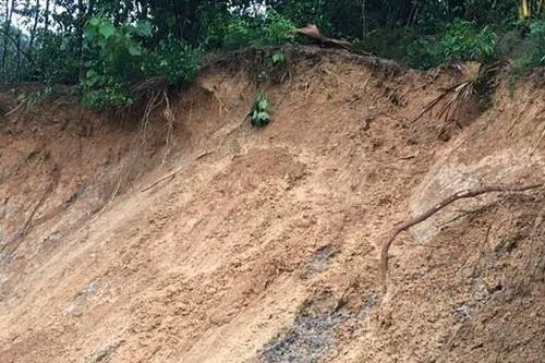 Mưa lớn sạt lở đất trong đêm khiến 2 cháu bé bị thương