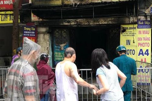 Giải cứu 5 người mắc kẹt trong cửa hàng bị cháy