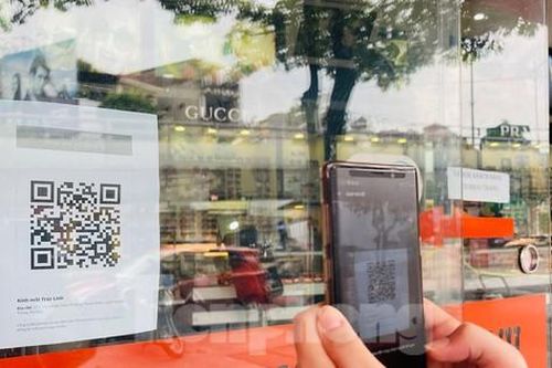 Người dân Thủ đô quét mã QR trước khi mua đồ ăn tại hàng quán