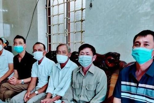 Bỏ tàu cứu người, 6 ngư dân thoát chết trong gang tấc