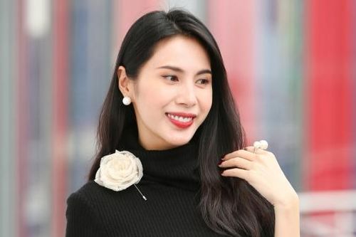 Thủy Tiên lên tiếng về tin đồn hủy hợp đồng xây biệt thự