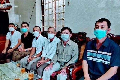 Chìm tàu trên biển, 6 ngư dân Nghệ An thoát hiểm thần kỳ
