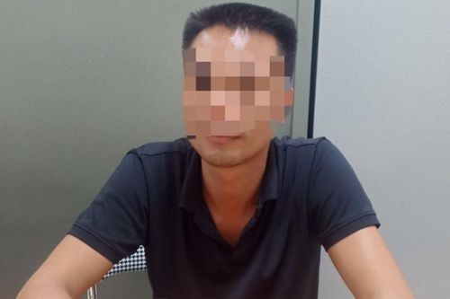 Hà Nội: Tài xế ôtô đầu kéo lái xe lao qua barie để 'thông chốt'