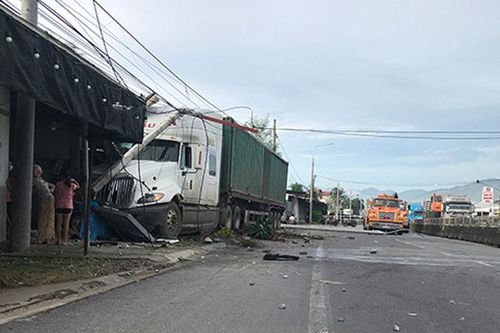Xe đầu kéo mất lái tông hàng loạt trụ điện ven đường