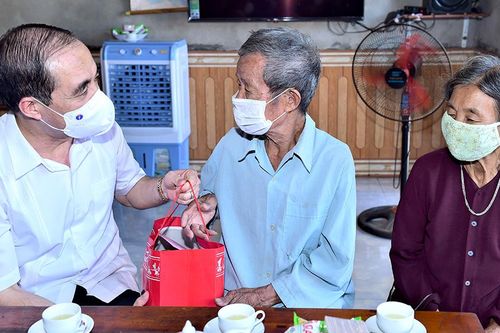 Đồng chí Bí thư Tỉnh ủy Chẩu Văn Lâm thăm, tặng quà người cao tuổi xã Tam Đa
