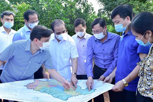 Đồng chí Bí thư Tỉnh ủy Chẩu Văn Lâm kiểm tra một số dự án giao thông