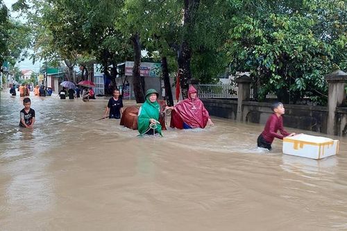 Nhà ngập sau mưa lớn, người dân huyện Quỳnh Lưu, Nghệ An sơ tán tránh lũ