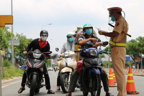 Sài Gòn hết giãn cách xã hội, người dân vui mừng nhưng nhiều băn khoăn