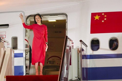 Hàng nghìn người theo dõi chuyến bay chở bà Mạnh Vãn Châu