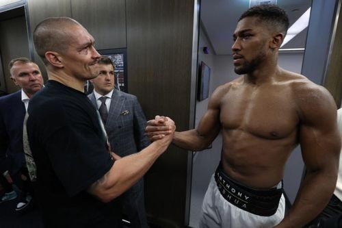 Anthony Joshua bắt tay đối thủ sau khi mất 4 đai hạng nặng