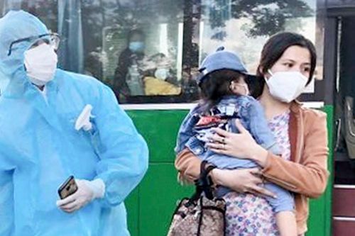 Quảng Ngãi đón 300 sản phụ và trẻ em về quê