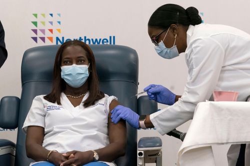 New York muốn Vệ binh Quốc gia thay thế y, bác sĩ chưa tiêm vaccine