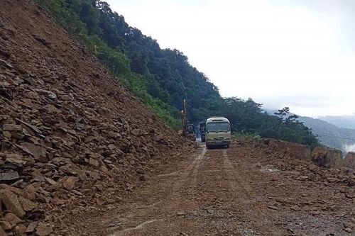 Hà Tĩnh: Thông xe tuyến Quốc lộ 8A sau nhiều giờ ách tắc do sạt lở