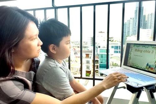Cùng con học online