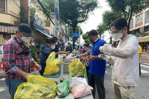 Quận 5 mở thêm chợ dã chiến phục vụ người dân vùng xanh