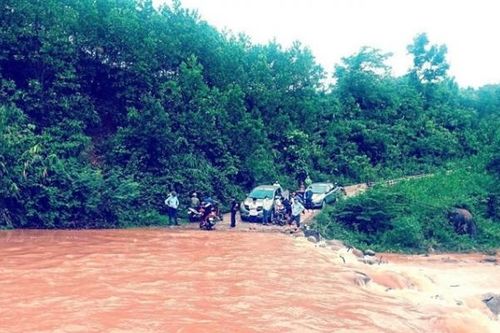 Mưa lũ chia cắt nhiều địa phương ở Quảng Bình, 1 phụ nữ bị nước lũ cuốn trôi, 5 người mất tích